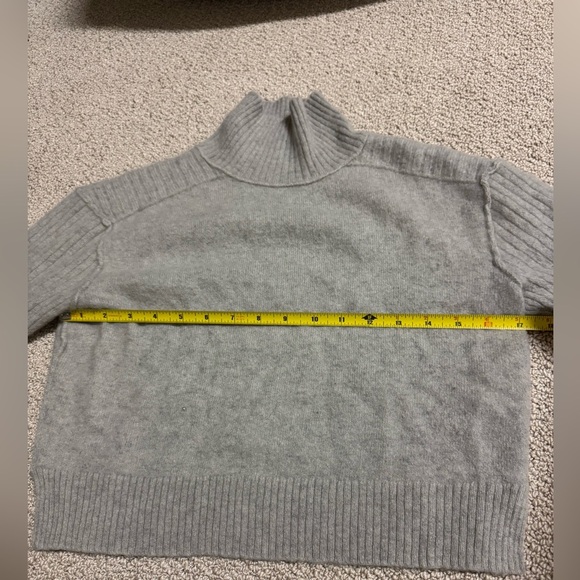 FREE PEOPLE 100% CASHMERE Gray Turtleneck Sweater - Picture 2 of 4